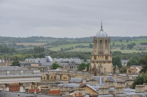 Rooftop view towards Tom Tower, Christ Church on an overcast day, Oxford, Uni Stock Photos