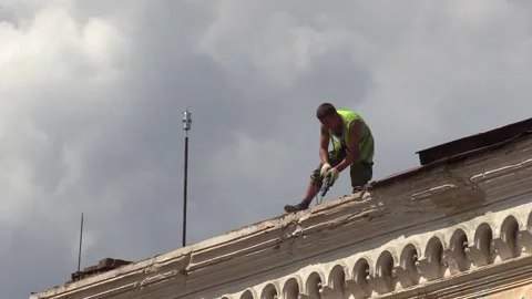 Rooftop worker Video stock 137656855