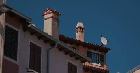 Rooftops and chimneys against a blue sky in Rovinj Vídeo Stock 334338542