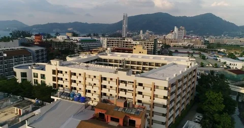 Rooftops and hotel blocks glowing in low afternoon sun Vídeo Stock 71300255