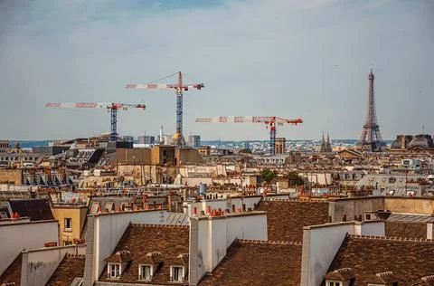 Rooftops with cranes and Eiffel Tower in Paris 库存照片