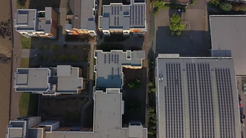 Rooftops with solar panels near the river Thames aerial top down view Vidéo 336270517