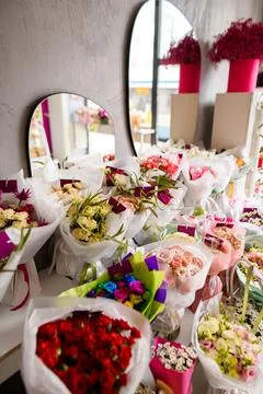 Room with chic multi-colored tulips, roses, daisies in bouquets Foto stock