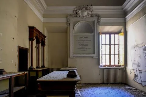 The room is empty, featuring just a table and a window in it Stock Photos