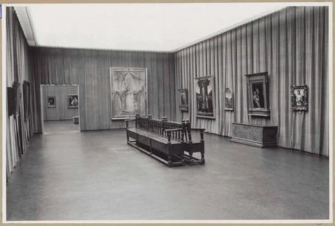Room with paintings at the same level, a passage at the time of the left; ... Stock Photos