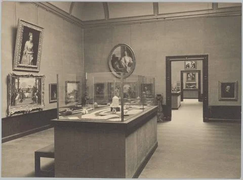 Room with paintings, a showcase with objects and two viewing to other hall... Foto stock