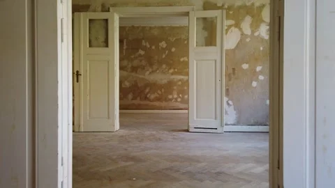 Room before renovation, empty flat interior in old building Vídeo Stock 250157807