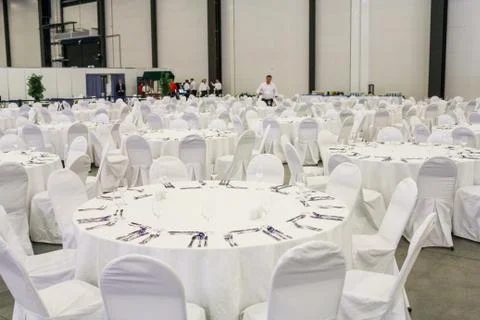 Room with served tables. Foto stock