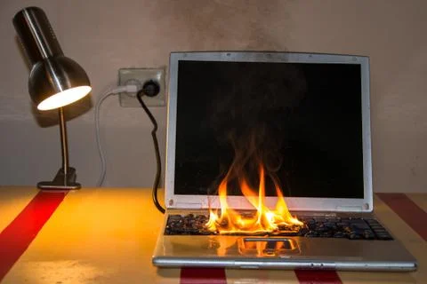 In the room on the table the laptop caught fire, the ignition of the battery Foto stock