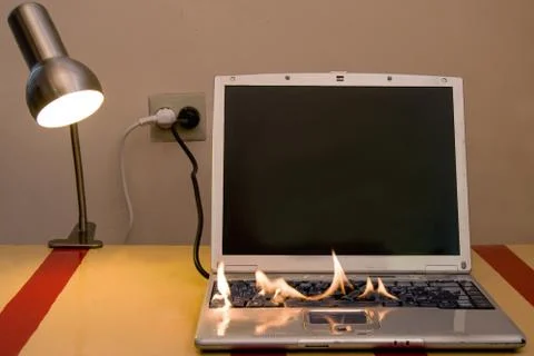 In the room on the table the laptop caught fire, the ignition of the battery. Stock-Fotos