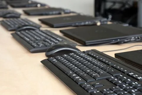 Room for teaching on computers, keyboard, mouse and laptop 库存照片