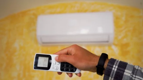 Room temperature changing with remote control activate and deactivate a air Stock-Footage 129336224