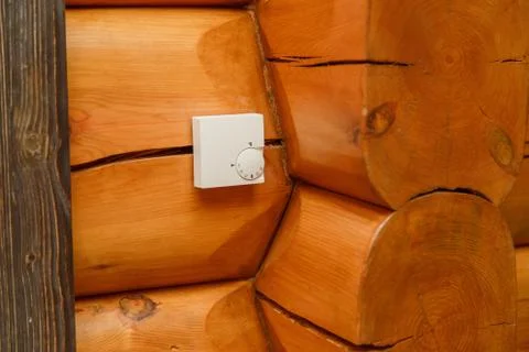 Room temperature controller for heating and cooling on a wall in a wooden house. Foto stock