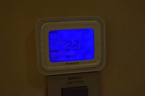 Room temperature controller on wall for Air condition and heater both | Automati Foto stock