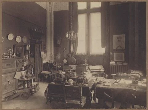 Room with various objects on two tables in front, left a passage and a win... Foto stock
