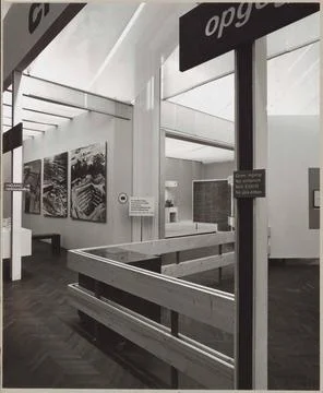 Rooms with different objects, left three photos; Excavated treasures from ... Foto stock