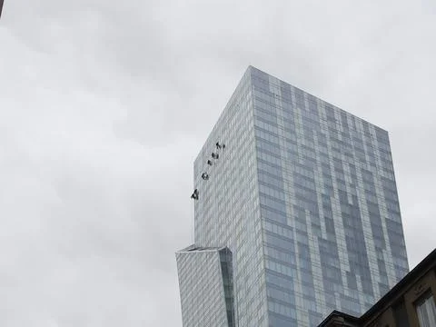 Rope access cleaning of skyscraper windows in Warsaw Stock-Fotos