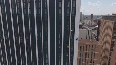 Rope access window cleaners working on Birmingham skyscraper facade Stock-Footage 334691502