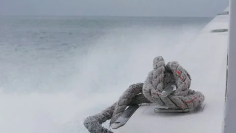 Rope Coiled on Boat Deck in Ocean Setting Vídeo Stock 323343762