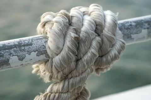 Rope Coiled on Rusty Railing Foto stock
