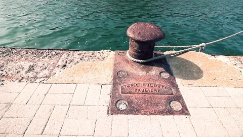 Rope Over Rusty Mooring Dock, Lateral Dolly camera Vídeo Stock 81719813