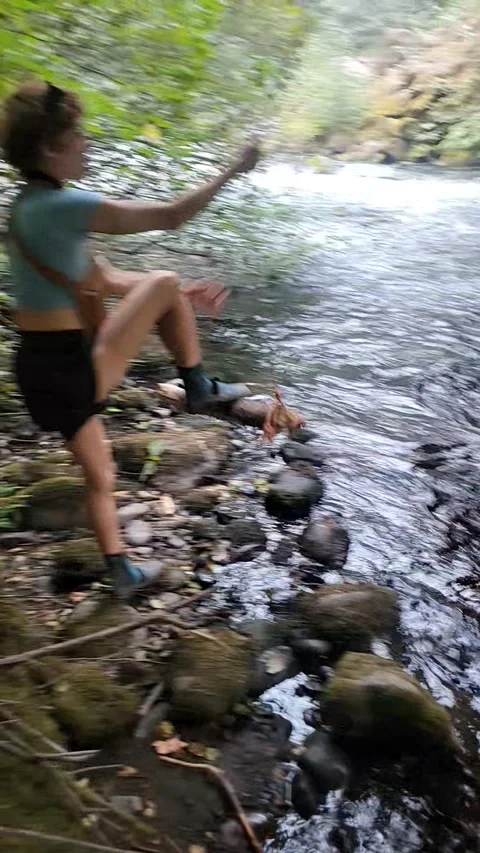 Rope Swing Fail, Umpqua National Forrest, Washington, USA - 15 Aug 2026 Stock Footage 343775359