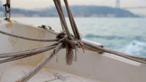 Rope tethers lifeboat. Close-up Vídeo Stock 100582635
