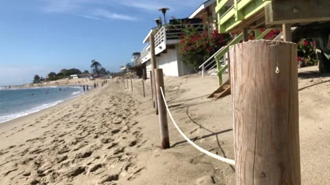 Roped Wooden Posts on a Sandy Malibu Beach with Beach Houses - Focus Shift Vídeo Stock 104295255
