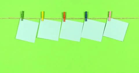 Ropes with clothespins appear notes for notes. Foto stock