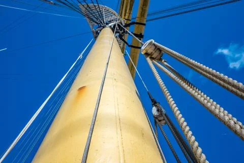 Ropes rigging masts and stays on traditional sailing ship Foto stock