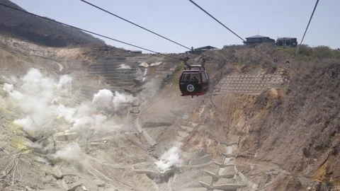 Ropeway going over sulfur mine in Owakudani. Gate to hell. Vídeo Stock 185662667