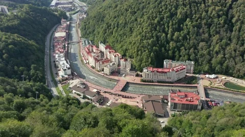 Rosa Khutor alpine resort of Sochi, city hall, pedestrian bridge, Rathaus and Vidéo 148524946