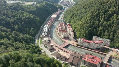 Rosa Khutor alpine resort of Sochi, city hall, pedestrian bridge, Rathaus and Vidéo 148524980
