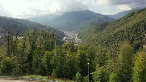 Rosa Khutor alpine resort of Sochi, city hall, pedestrian bridge, Rathaus and Vidéo 148525028