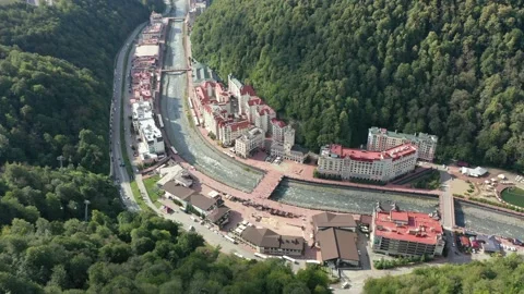 Rosa Khutor alpine resort of Sochi, city hall, pedestrian bridge, Rathaus and Vidéo 148525077