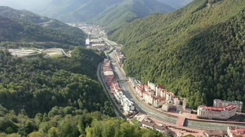 Rosa Khutor alpine resort of Sochi, city hall, pedestrian bridge, Rathaus and Vidéo 148525130