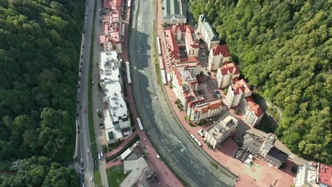 Rosa Khutor alpine resort of Sochi, city hall, pedestrian bridge, Rathaus and Vidéo 148525168