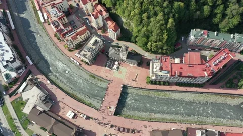 Rosa Khutor alpine resort of Sochi, city hall, pedestrian bridge, Rathaus and Vidéo 148525214