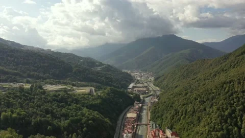 Rosa Khutor alpine resort of Sochi, city hall, pedestrian bridge, Rathaus and Vidéo 148525837