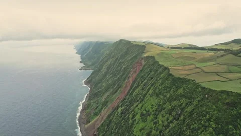 Rosais Sea Cliffs, Patchwork Farmland Fields, Cinematic Aerial View Stockbeeldmateriaal 331091301
