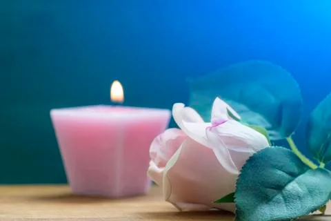 Rose and candle on the table Foto stock