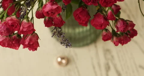 Rose and wedding rings on the table Vidéo 155903161