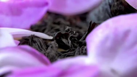Rose Petals and Loose Leaf Tea Rotating, Detailed Botanical Close Up Vidéo 340524329