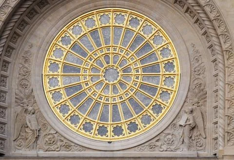 Rose window on the facade of Saint Augustine church in Paris Stockfoto's