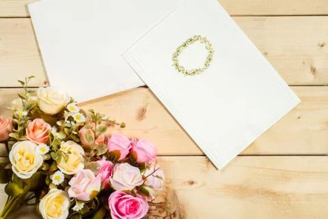 Roses flowers and empty tag for your text on wooden background Stock-Fotos