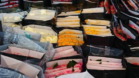Roses packed in wholesale boxes at flower market Stockbeeldmateriaal 333726658