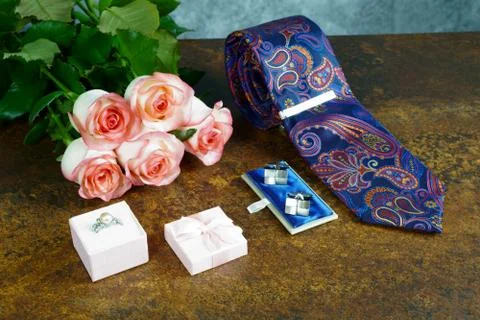 Roses on rusty table with gray background Foto stock