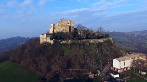 Rossena castle 1 Video stock 108741125