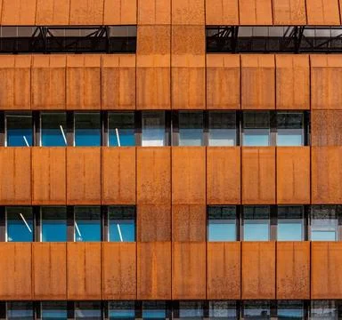 Rostige Fassade aus Cortenstahl Rost als Design-Element an Fassaden modern... Stock Photos