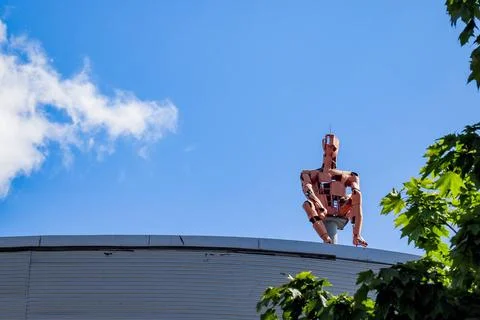 Rostock: Metallskulptur ROTER MANN AUF DEM DACH verblasst zusehends - 04.0... Stock Photos